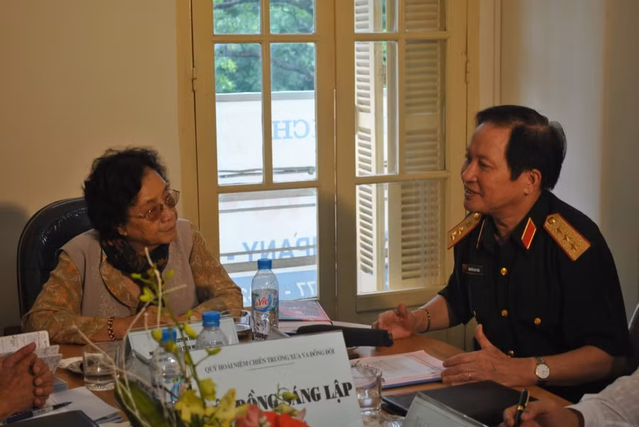 Nguyên Phó chủ tịch nước Nguyễn Thị Bình và tướng Hiệu bàn bạc về ý tưởng thực hiện tượng đài Hoài niệm và kêu gọi gây quỹ xây tượng đài.