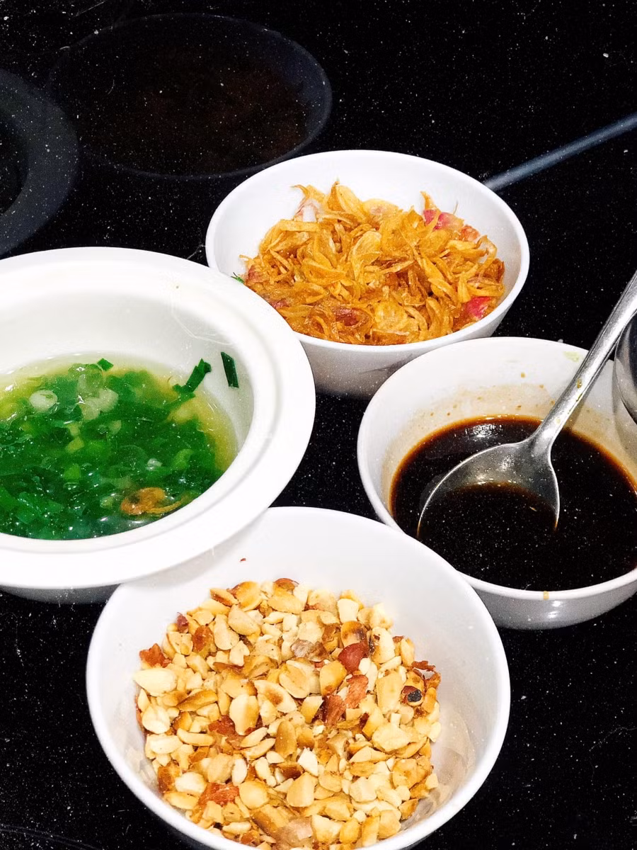 Mỡ hành - hành phi - lạc rang giã dập và nước chấm.