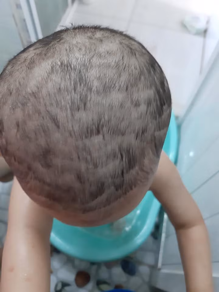 Trình cắt tóc cấp độ 1 cho con trai 2 tuổi . May là không phải ngày con đi hỏi vợ các bác ạ.