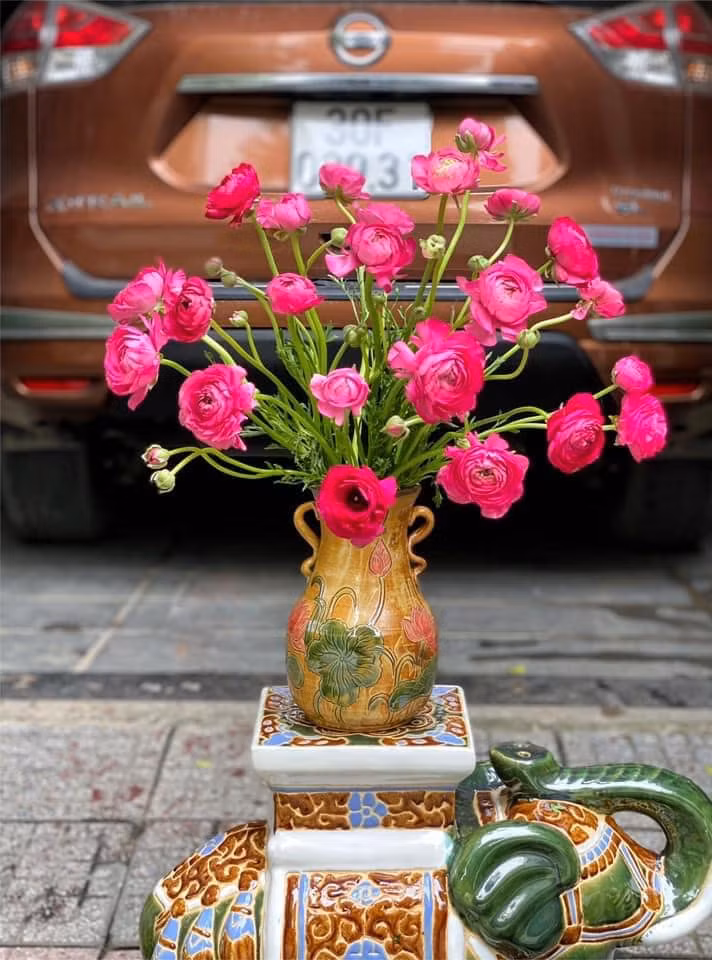 Chọn bình có chi tiết giống màu hoa.