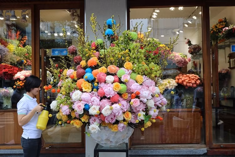 Toàn cảnh bình hoa trị giá 65 triệu đồng