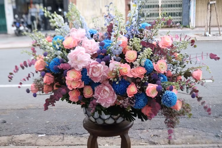 Một số bình hoa khủng có giá dao động từ 35-60 triệu đồng/bình.
