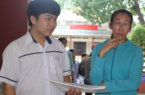 Hai mẹ con tranh thủ trao đổi Hai mẹ con tranh thủ trao đổi