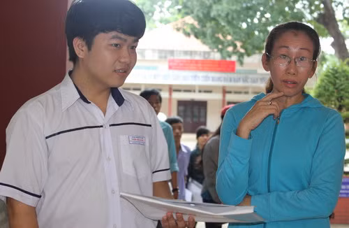 Hai mẹ con tranh thủ trao đổi