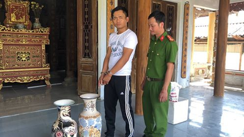 Tang vật cơ quan công an thu giữ là những bình gốm sư có giá trị Tang vật cơ quan công an thu giữ là những bình gốm sư có giá trị