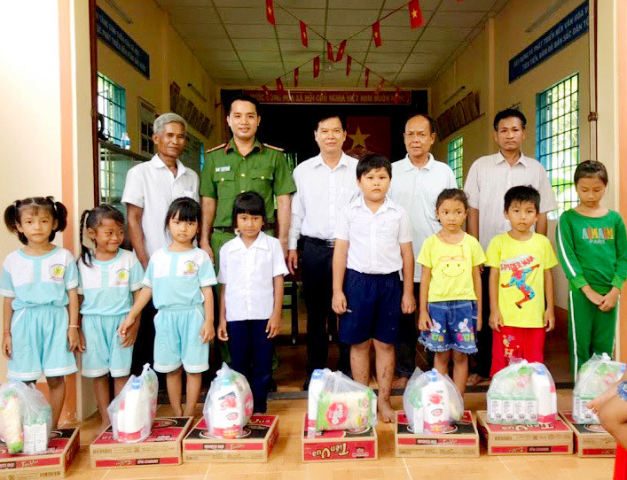 Đại úy Công an băng cầu khỉ, len xóm nghèo dạy học, cắt tóc
