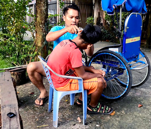 Đại úy Công an băng cầu khỉ, len xóm nghèo dạy học, cắt tóc