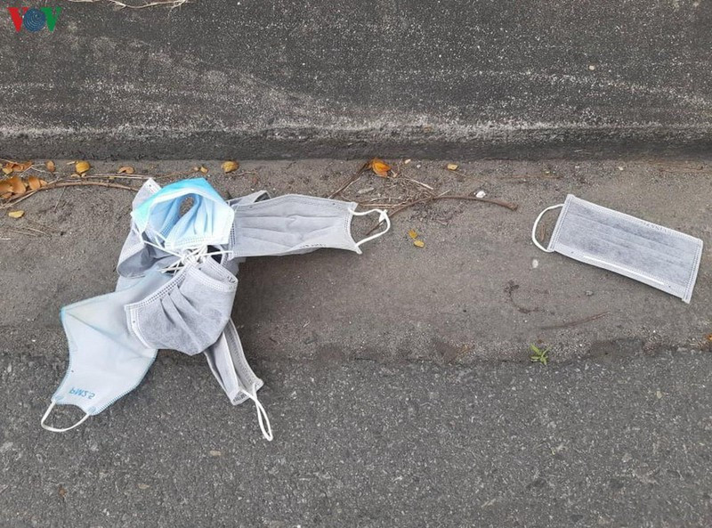 xu ly nghiem hanh vi vut khau trang y te ra noi cong cong hinh 1