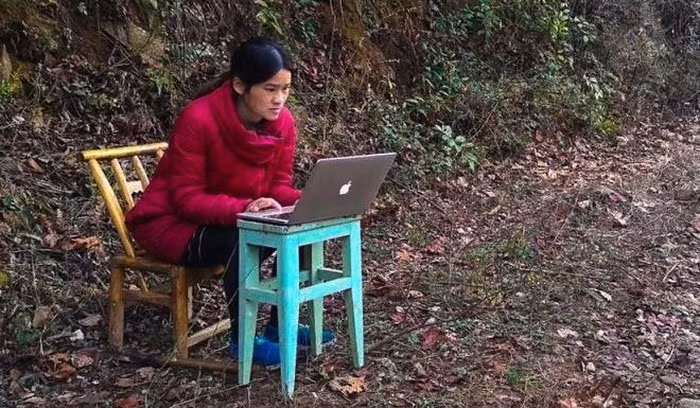 Lớp học online đơn sơ của cô giáo bị mắc kẹt trên núi