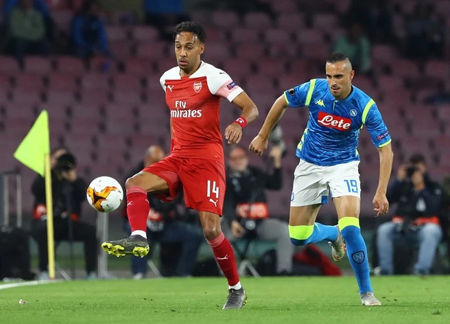 Arsenal đánh bại Napoli sau hai lượt trận