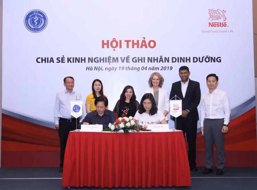 Cục Y tế dự phòng và Nestlé Việt Nam ký biên bản hợp tác nâng cao kiến thức về dinh dưỡng.