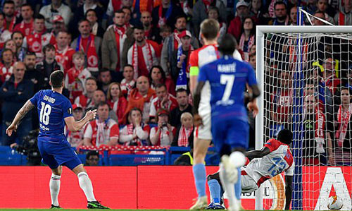 Giroud dễ dàng đưa bóng vào lưới trống, nâng tỷ số lên 3-0 Giroud dễ dàng đưa bóng vào lưới trống, nâng tỷ số lên 3-0