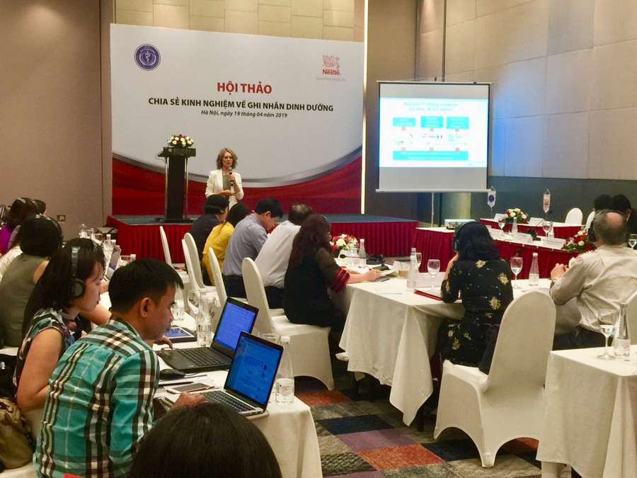 Bà Susan Kevork, Chuyên gia dinh dưỡng cấp cao Tập đoàn Nestlé khu vực châu Á, châu Đại dương và châu Phi chia sẻ kinh nghiệm về thực hành ghi nhãn dinh dưỡng. Bà Susan Kevork, Chuyên gia dinh dưỡng cấp cao Tập đoàn Nestlé khu vực châu Á, châu Đại dương và châu Phi chia sẻ kinh nghiệm về thực hành ghi nhãn dinh dưỡng.