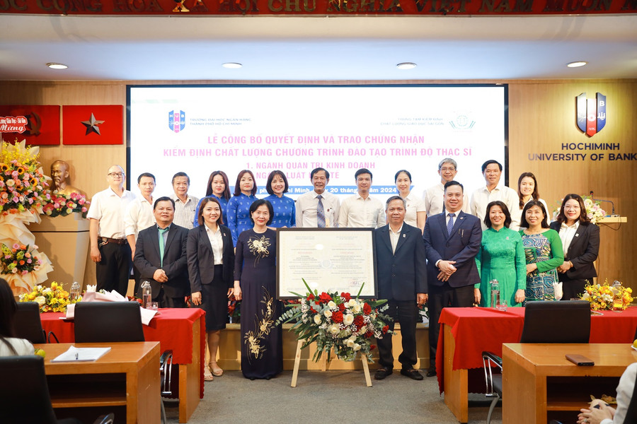 Lãnh đạo Trường ĐH Ngân hàng TPHCM chụp ảnh cùng Ban giám đốc Trung tâm Kiểm định Chất lượng giáo dục Sài Gòn. Lãnh đạo Trường ĐH Ngân hàng TPHCM chụp ảnh cùng Ban giám đốc Trung tâm Kiểm định Chất lượng giáo dục Sài Gòn.