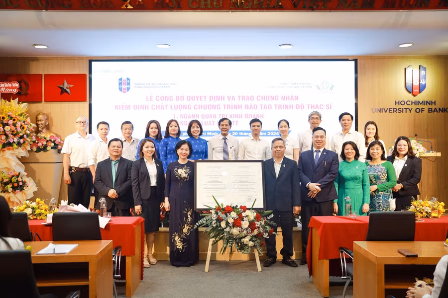 Lãnh đạo Trường ĐH Ngân hàng TPHCM chụp ảnh cùng Ban giám đốc Trung tâm Kiểm định Chất lượng giáo dục Sài Gòn.