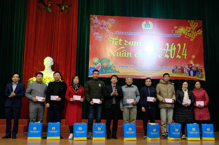 Phó Chủ tịch Liên đoàn lao động tỉnh Nguyễn Minh Cảnh và Chủ tịch Công đoàn ngành Giáo dục Thanh Hoá Trần Văn Bình trao quà cho cán bộ nhà giáo, người lao động. (Ảnh: NT). Phó Chủ tịch Liên đoàn lao động tỉnh Nguyễn Minh Cảnh và Chủ tịch Công đoàn ngành Giáo dục Thanh Hoá Trần Văn Bình trao quà cho cán bộ nhà giáo, người lao động. (Ảnh: NT).