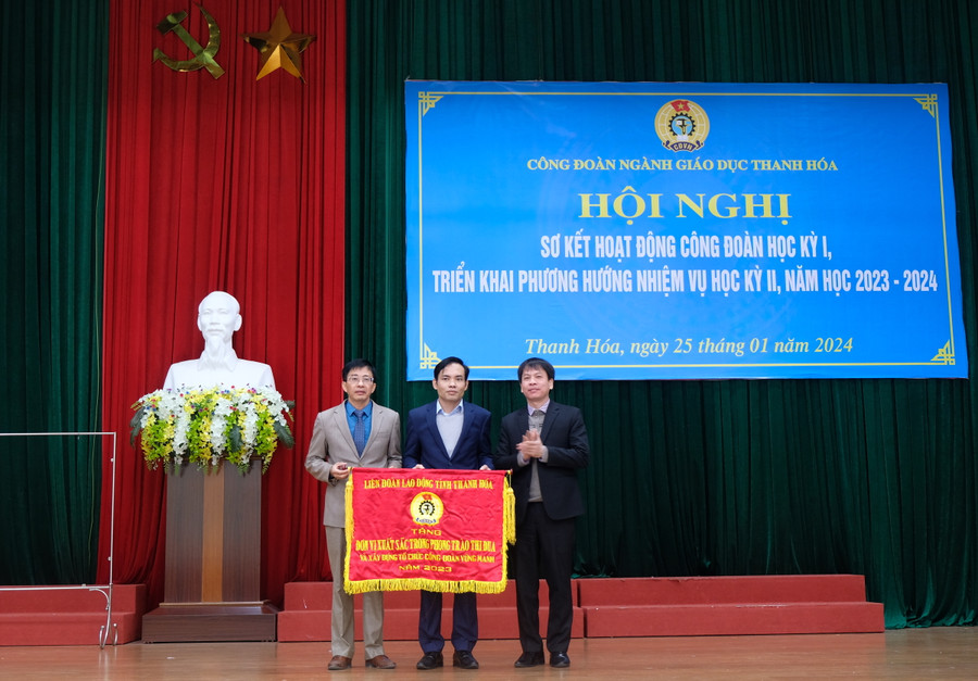 Lãnh đạo Liên đoàn lao động tỉnh Thanh Hoá trao Cờ thi đua đơn vị xuất sắc cho công đoàn ngành giáo dục Thanh Hóa. (Ảnh: NT). Lãnh đạo Liên đoàn lao động tỉnh Thanh Hoá trao Cờ thi đua đơn vị xuất sắc cho công đoàn ngành giáo dục Thanh Hóa. (Ảnh: NT).
