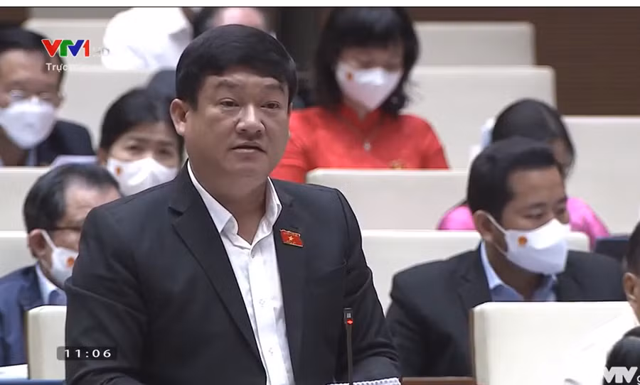 Đại biểu Lương Văn Hùng nêu vấn đề tự chủ đại học. Ảnh chụp màn hình.