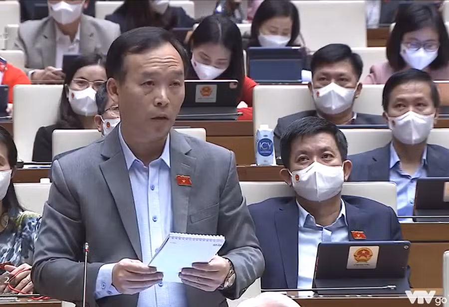 Đại biểu Trần Văn Tuấn đặt câu hỏi. Ảnh chụp màn hình