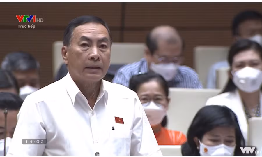 Đại biểu Phạm Văn Hòa đặt vấn đề về việc có nên bỏ thi tốt nghiệp THPT hay không. Ảnh chụp màn hình.