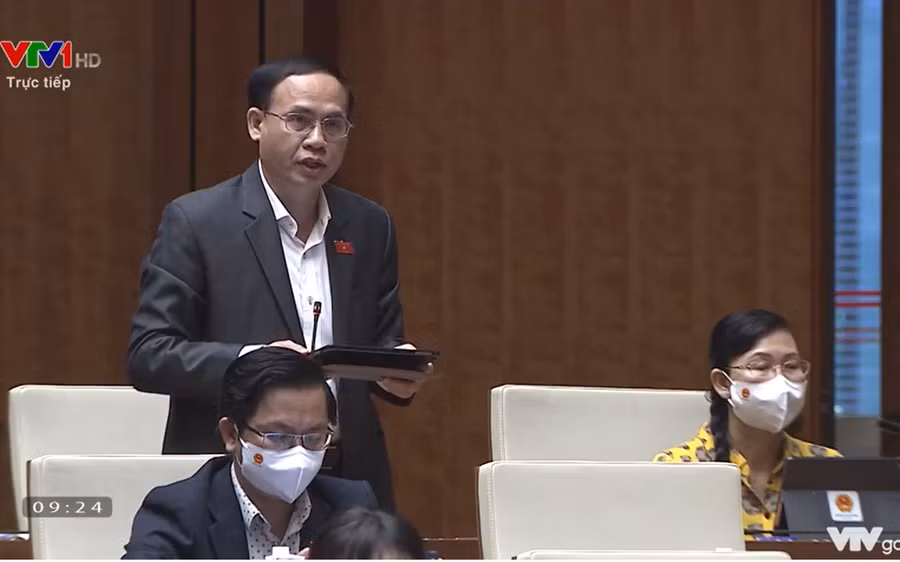 Đại biểu Hoàng Văn Liên đặt câu hỏi. Ảnh chụp màn hình.