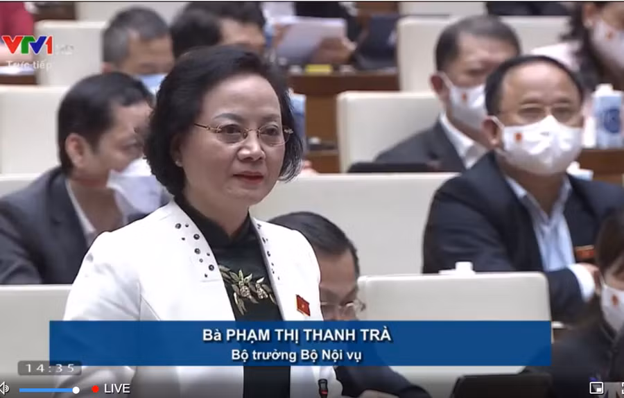 Bộ trưởng Nội vụ Phạm Thị Thanh Trà trong phiên chất vấn và trả lời chất vấn chiều 11/11. Ảnh chụp màn hình.