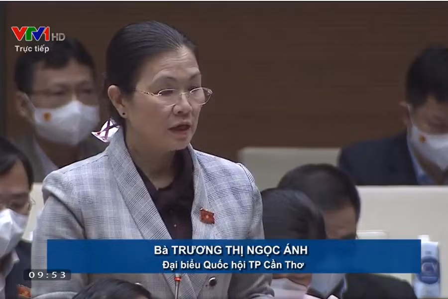Đại biểu Trương Thị Ngọc Ánh đặt câu hỏi. Ảnh chụp màn hình.