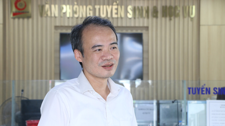 TS Thân Thanh Sơn - Trưởng Phòng Đào tạo, Trường ĐH Công nghiệp Hà Nội trao đổi về công tác tuyển sinh 2023. Ảnh: Đình Tuệ.