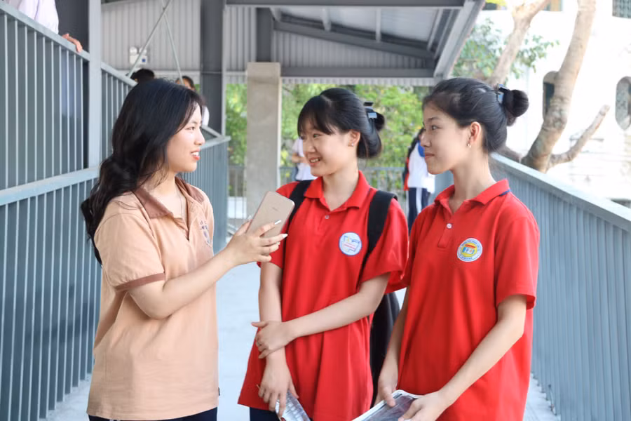 Thí sinh tham dự kỳ thi tốt nghiệp THPT 2023 tại tỉnh Nam Định. Ảnh: Đình Tuệ.