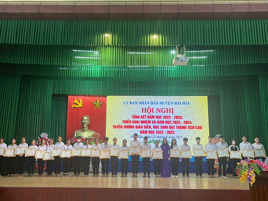 Các em học sinh tiêu biểu được lãnh đạo UBND huyện Hải Hậu khen thưởng.