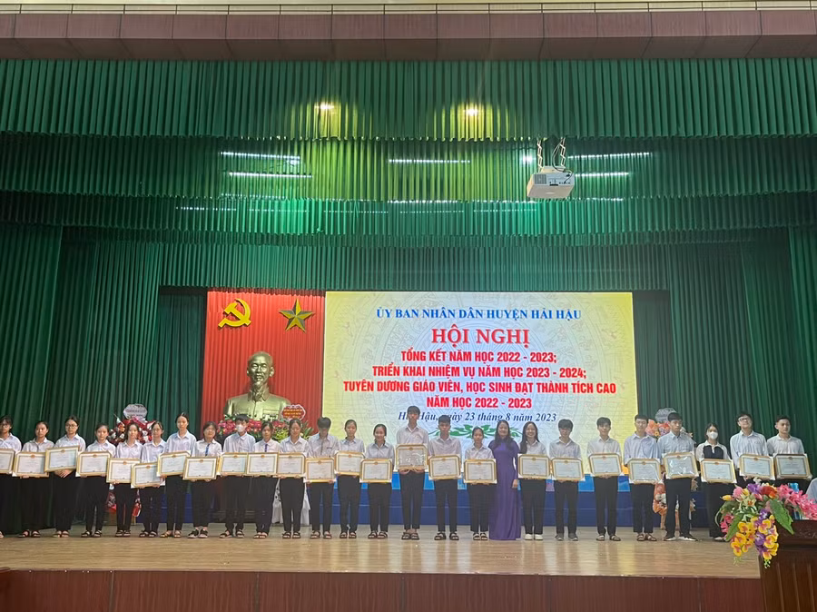 Các em học sinh tiêu biểu được lãnh đạo UBND huyện Hải Hậu khen thưởng.