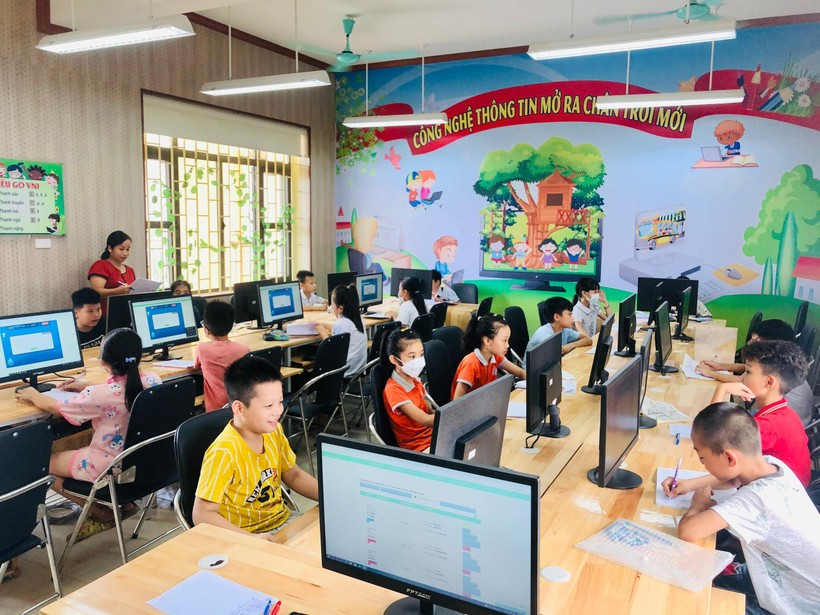 Phòng Tin học với đầy đủ trang thiết bị tại Trường Tiểu học Liên Hà, huyện Đan Phượng.