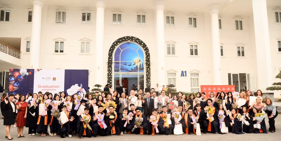 Thầy trò Trường Đại học Hà Nội trong lễ tốt nghiệp cho sinh viên.