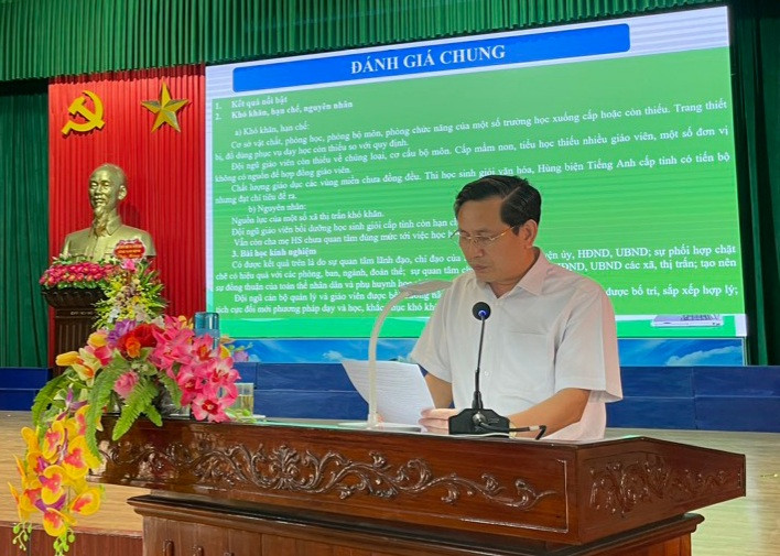 Nhà giáo ưu tú Vũ Thế Hưng - Trưởng Phòng GD&amp;ĐT Hải Hậu nêu tóm tắt một số thành tựu tại Hội nghị.