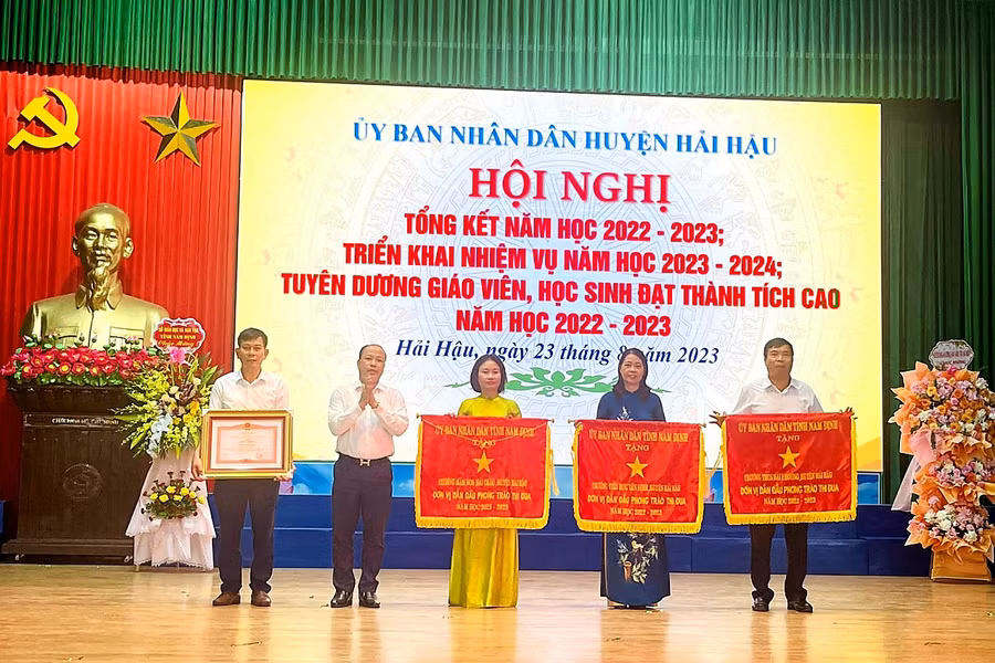 Lãnh đạo Sở GD&ĐT trao Bằng khen của Thủ tướng Chính phủ cho đại diện Trường Tiểu học Hải Trung; Cờ thi đua xuất sắc cho 3 trường: Mầm non Hải Châu; Tiểu học Yên Định; THCS Hải Phương. 