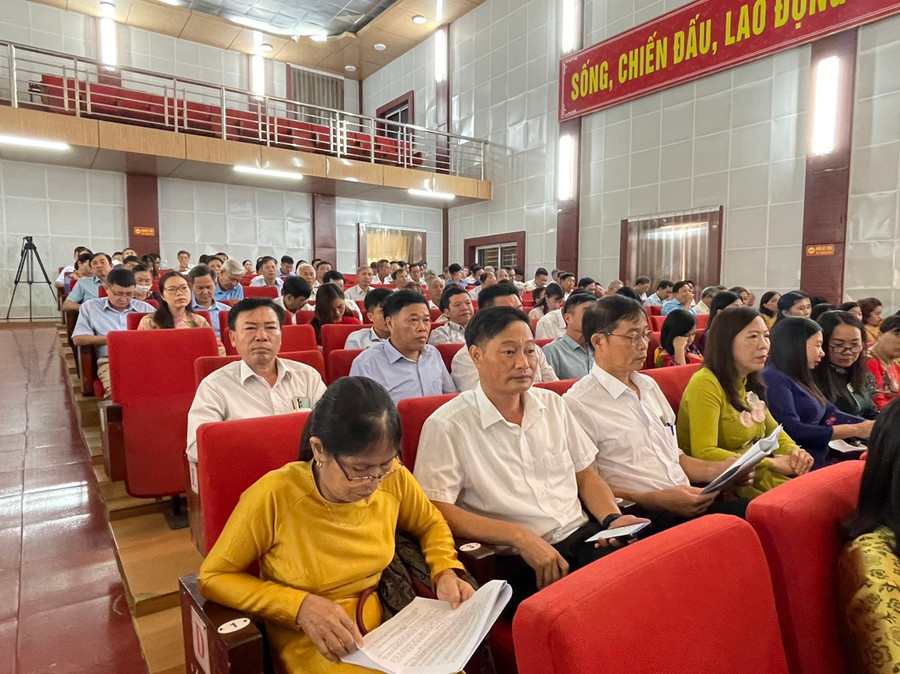 Đại diện đến từ 103 trường mầm non, phổ thông trên địa bàn huyện tới dự hội nghị.