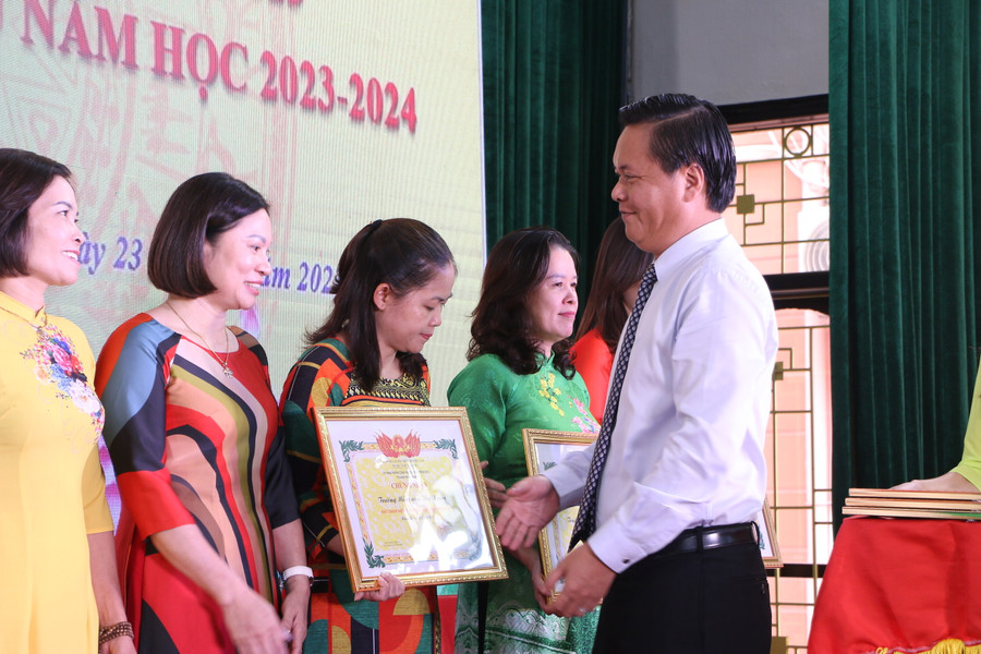 Bí thư Huyện ủy Đan Phượng Trần Đức Hải trao thưởng cho các tập thể Lao động tiên tiến.