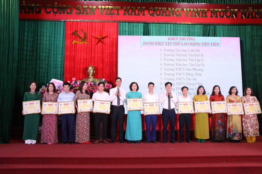 Các tập thể đạt thành tích được lãnh đạo huyện Đan Phượng khen thưởng tại lễ tổng kết.