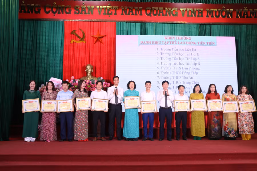 Các tập thể đạt thành tích được lãnh đạo huyện Đan Phượng khen thưởng tại lễ tổng kết.