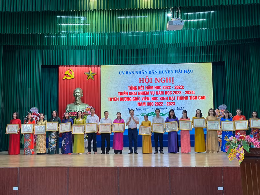 Lãnh đạo huyện Hải Hậu tặng thưởng các đơn vị, cá nhân có thành tích xuất sắc.