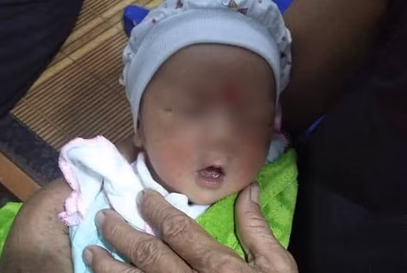 Thái Bình: Bé trai còn nguyên dây rốn bị bỏ trong ba lô bên đường 