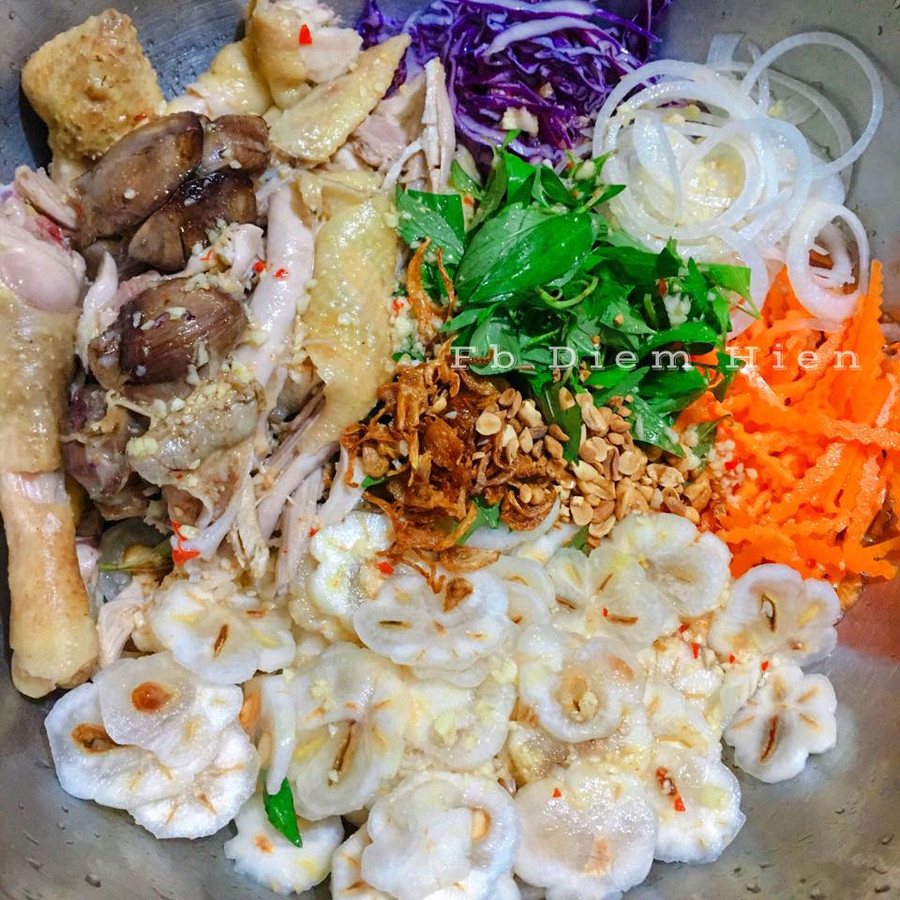 Gà và măng cụt là chủ yếu, còn lại rau trộn gỏi tuỳ thích.