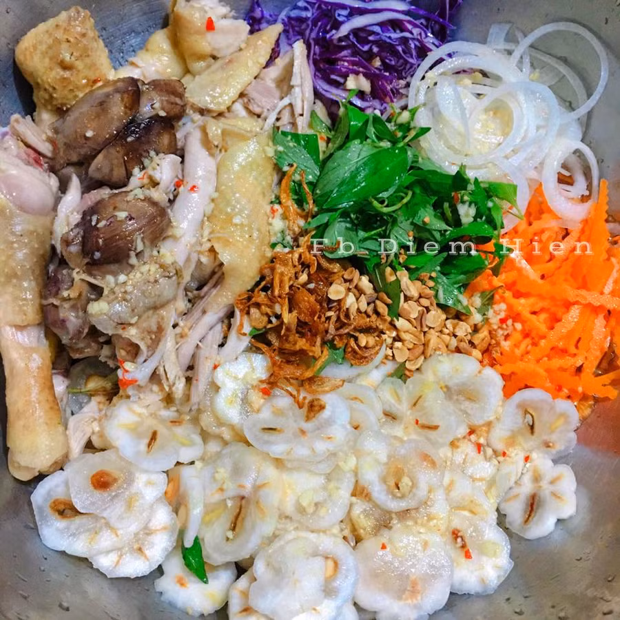 Gà và măng cụt là chủ yếu, còn lại rau trộn gỏi tuỳ thích.