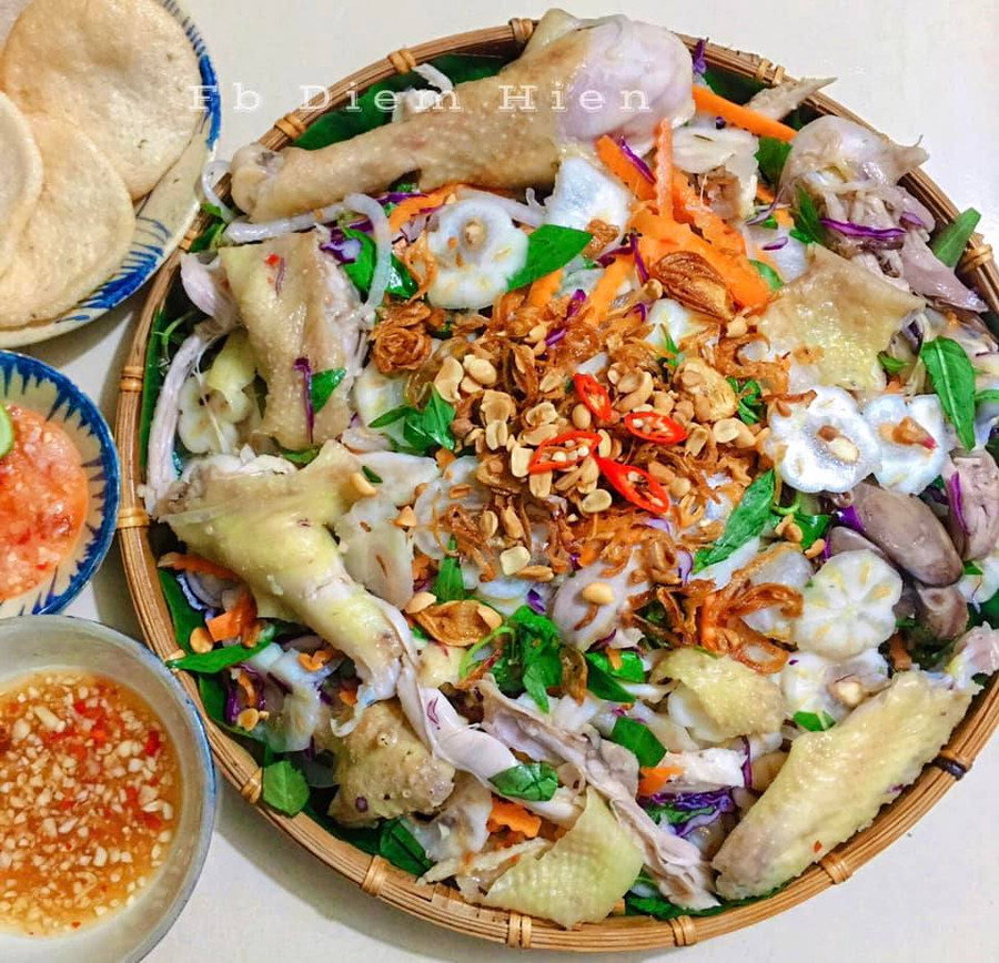 Gỏi gà măng cụt giòn ngon có vị chua chua, ngọt ngọt lạ miệng.