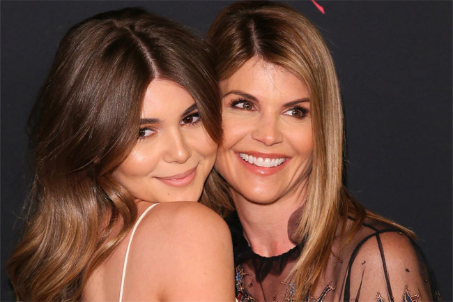 Lori Loughlin bên con gái thứ hai, Olivia Jade. Lori Loughlin bên con gái thứ hai, Olivia Jade.