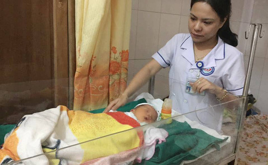 Thấy túi du lịch để trước hiên nhà, mở ra tá hỏa thấy thứ bên trong