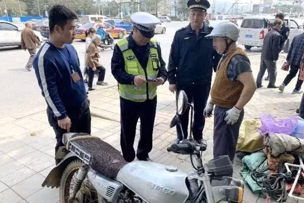 Ca làm giả bằng lái xe hy hữu