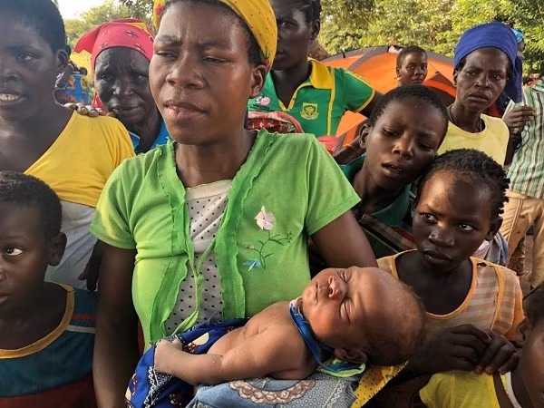 Siêu bão ập đến, bà mẹ sinh con trên ngọn cây xoài