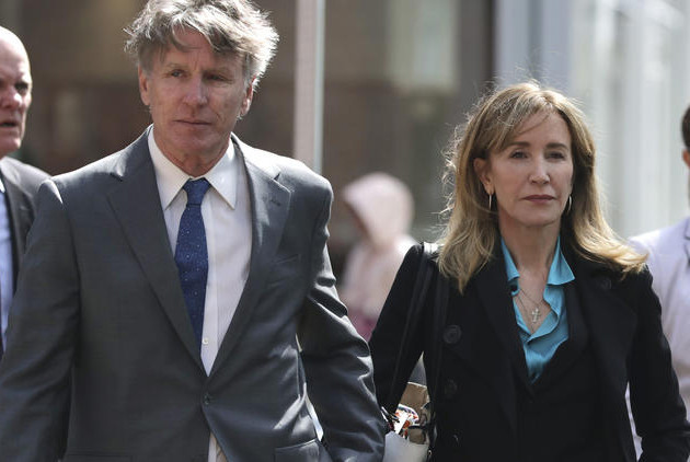 Nữ diễn viên Felicity Huffman hầu tòa. Nữ diễn viên Felicity Huffman hầu tòa.