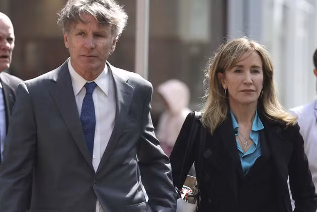 Nữ diễn viên Felicity Huffman hầu tòa.